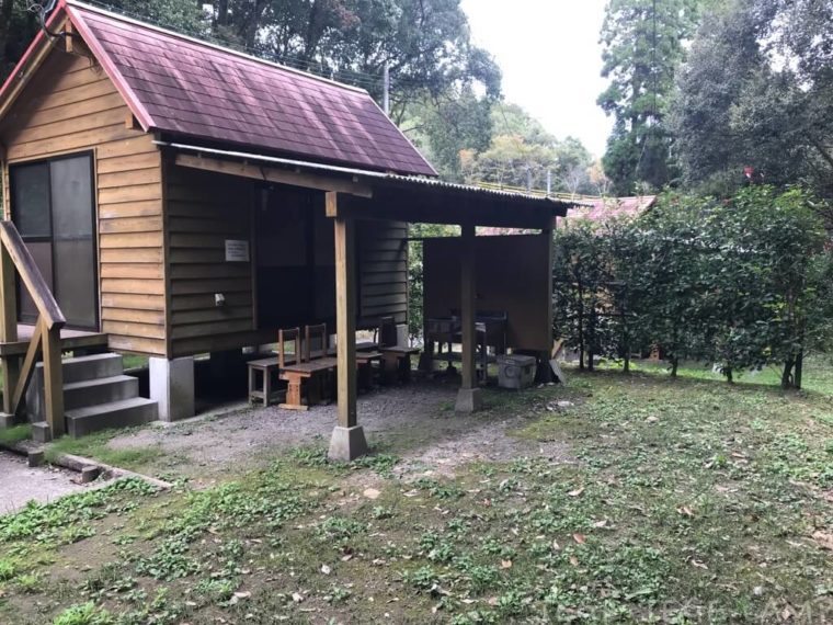 さえずりの森キャンプ場のミニバンガロー付きオートキャンプサイトは駐車場と水道電源付き