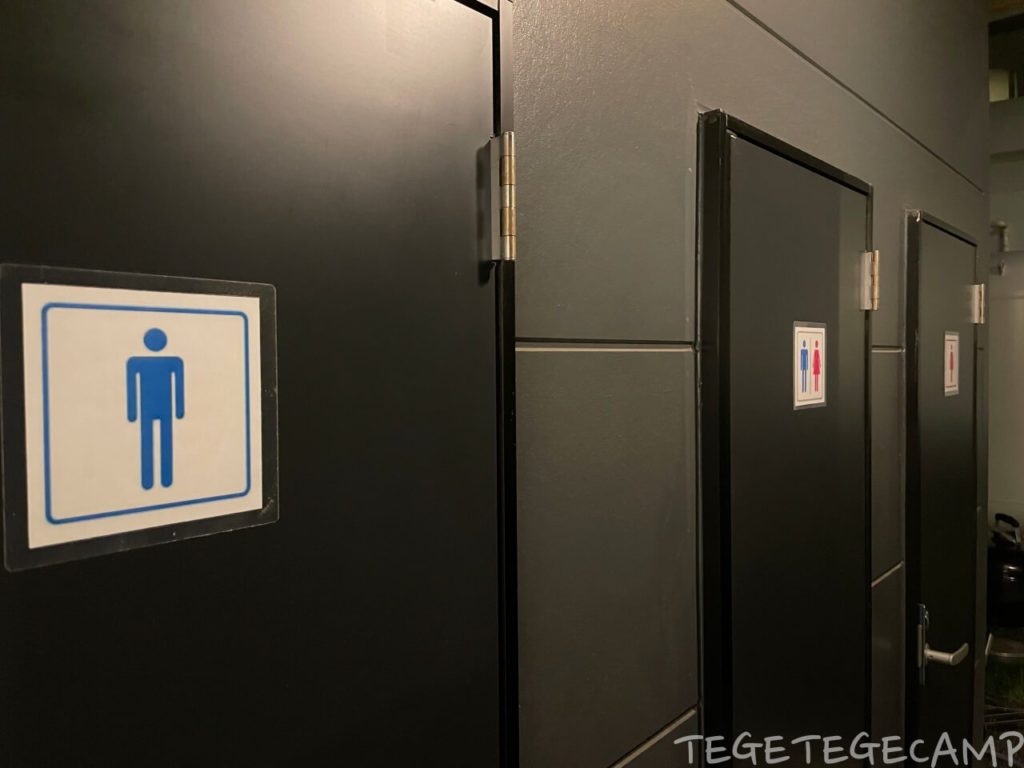 男女分けされた２４時間使用可能なユクサおおすみ海の学校のキャンプ場トイレ