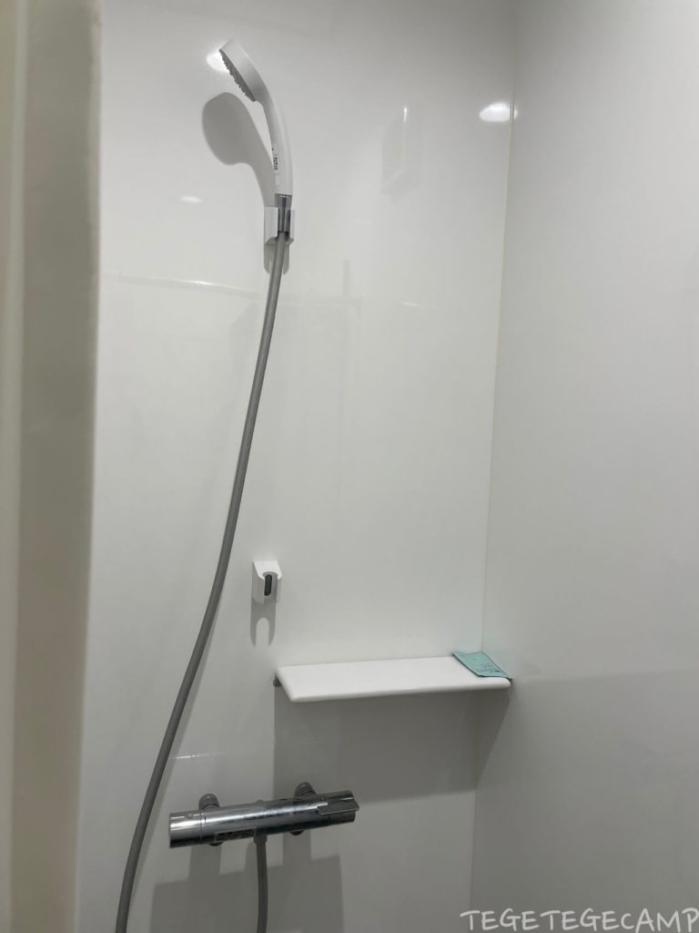 ユクサおおすみ海の学校の清潔感ある白のシャワー室