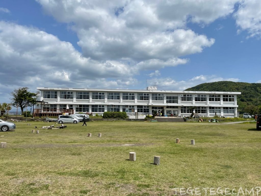 ユクサおおすみ海の学校フリーサイトは校舎寄りに2張り分の広さで丸太で区分け