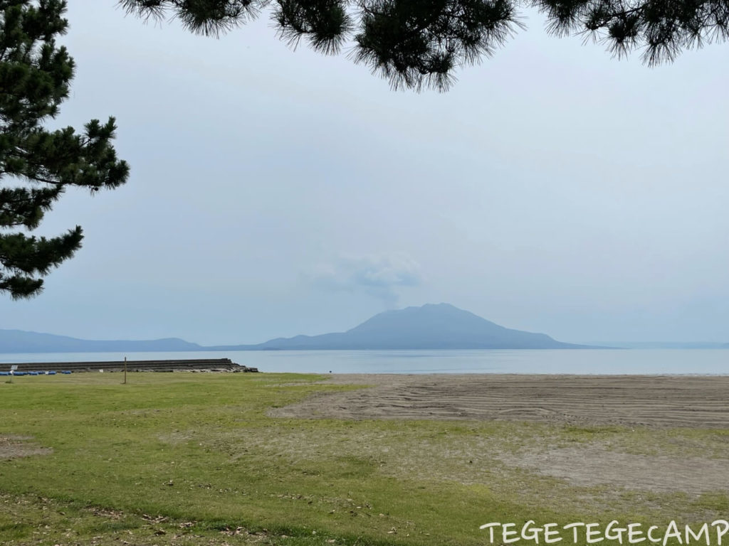 桜島も見える国分キャンプ海水浴場のサイトはロケーションも最高